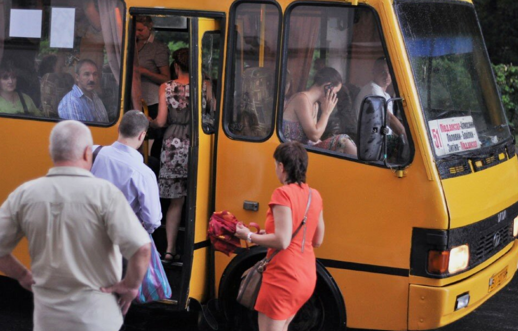 Маршрутка в час пик. Кондуктор в автобусе. Салон автобуса с пассажирами. Люди в автобусе. Люди в троллейбусе.